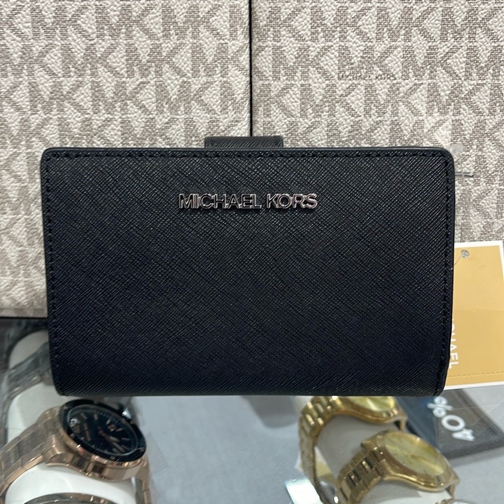 MICHAEL KORS
Medium Crossgrain Leather Wallet
Black 
NWT - Picture 14 of 16
